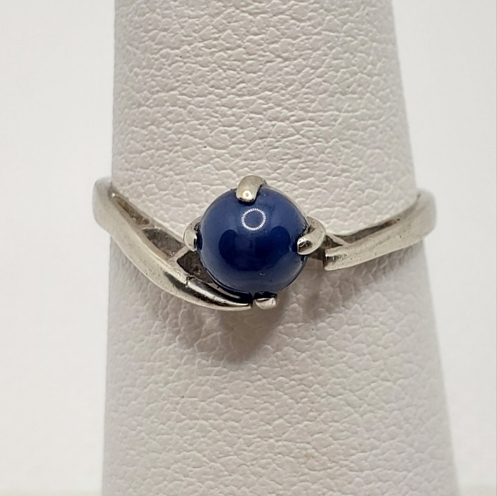 Genuine star sapphire ring